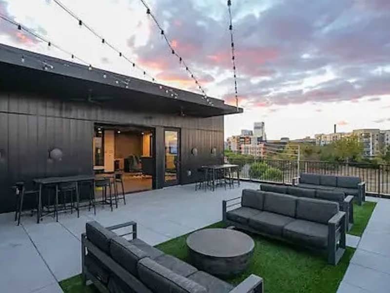 Listing photo of Modern Condo for 6 with Rooftop & Gym, Near DT!